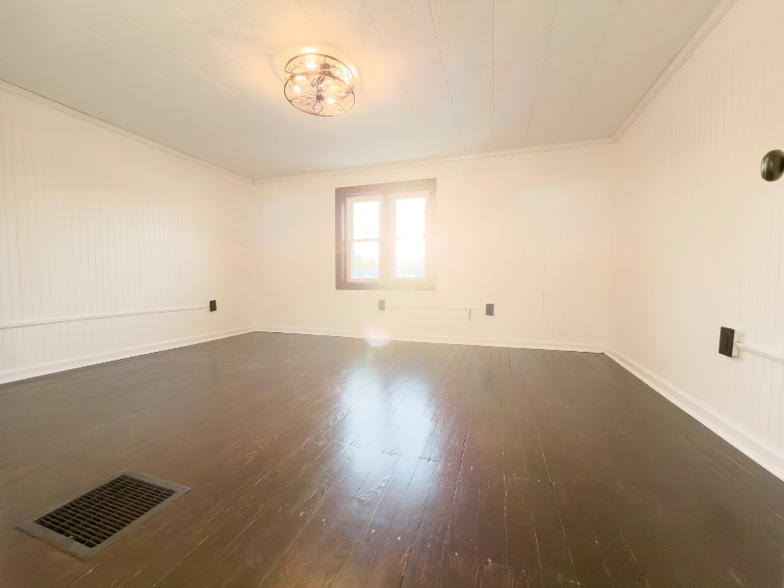 Building Photo - 14 Linden St