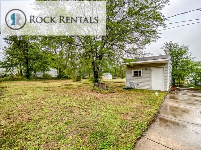 Building Photo - 2 Bed 1 Bath in Quiet Neighborhood