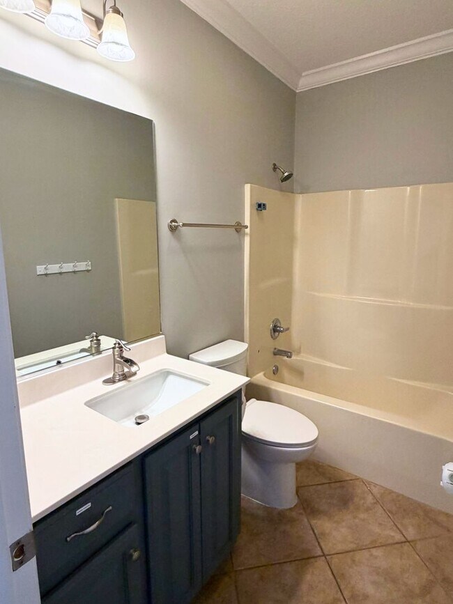 Building Photo - Rare find! 4/3 with amenities!