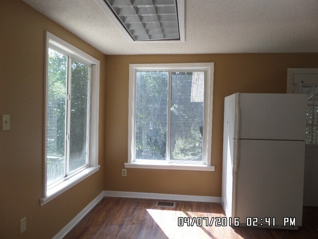 Building Photo - WELCOME HOME!   Cozy Orange City Home on A...