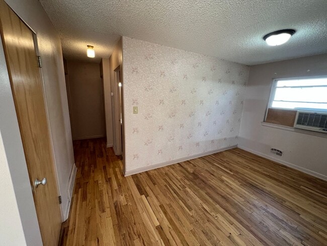 Building Photo - 3 Bed 2 Bath House with Attached 2 Car Garage & Trailer Parking