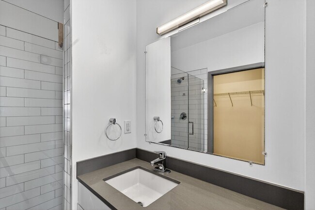 Building Photo - 400 Herron Dr
