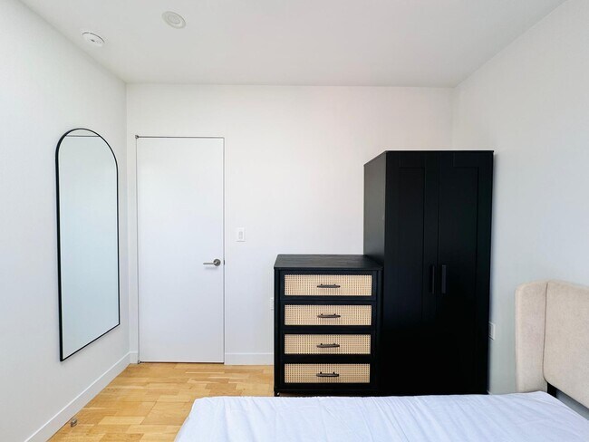 Building Photo - Furnished room/NOT APARTMENT