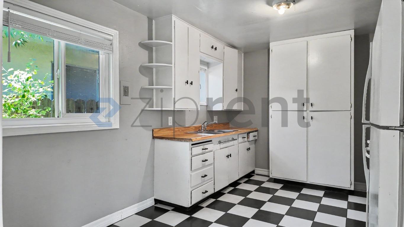 Building Photo - Unit 1