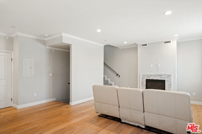 Building Photo - 730 S Marengo Ave