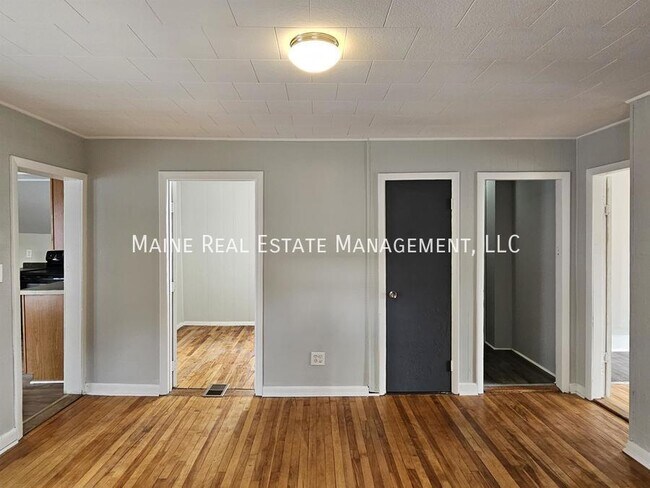 Building Photo - 27 Elm St
