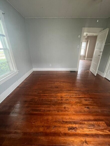 Building Photo - 1009 W Neely Ave