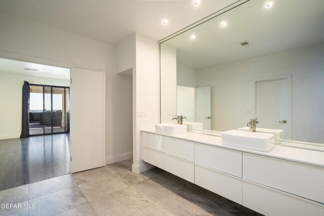 Building Photo - 1029 Calle Parque Dr