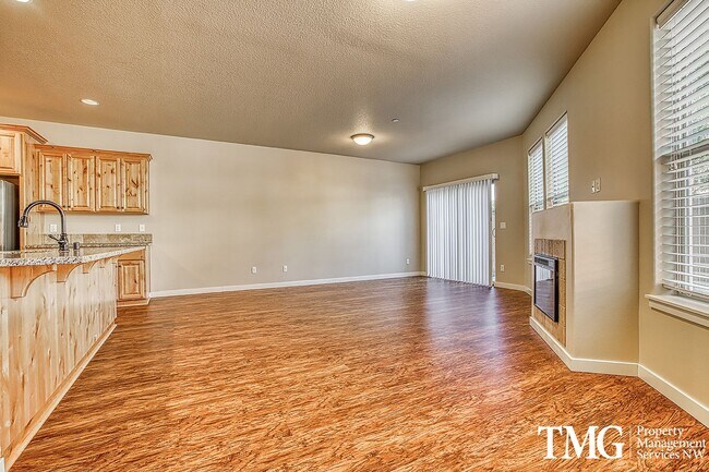 Building Photo - Contemporary 3 Bed 2.5 Bath Style Home in ...