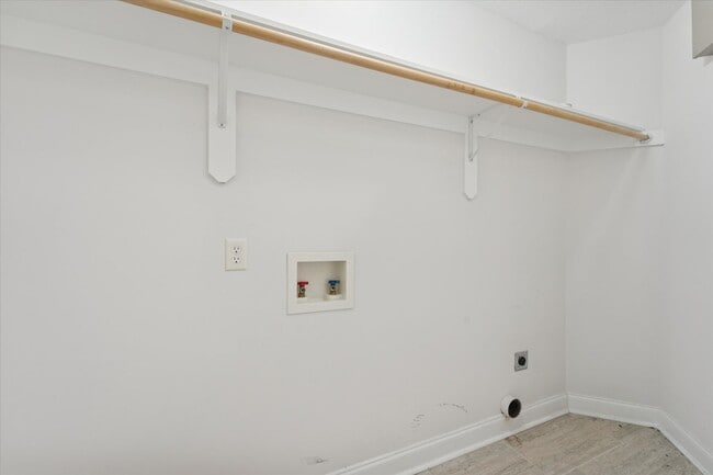 Building Photo - AVAILABLE NOW! (Pet Friendly)