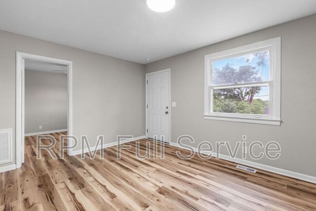 Building Photo - 895a W Sharpe Ave