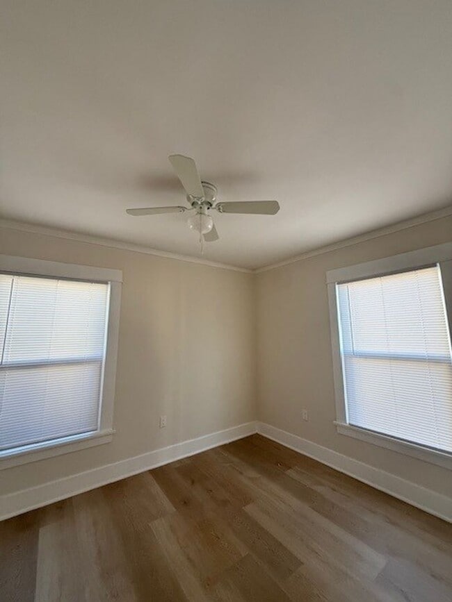 Building Photo - 2+1 w/all appliances + garage in central L...