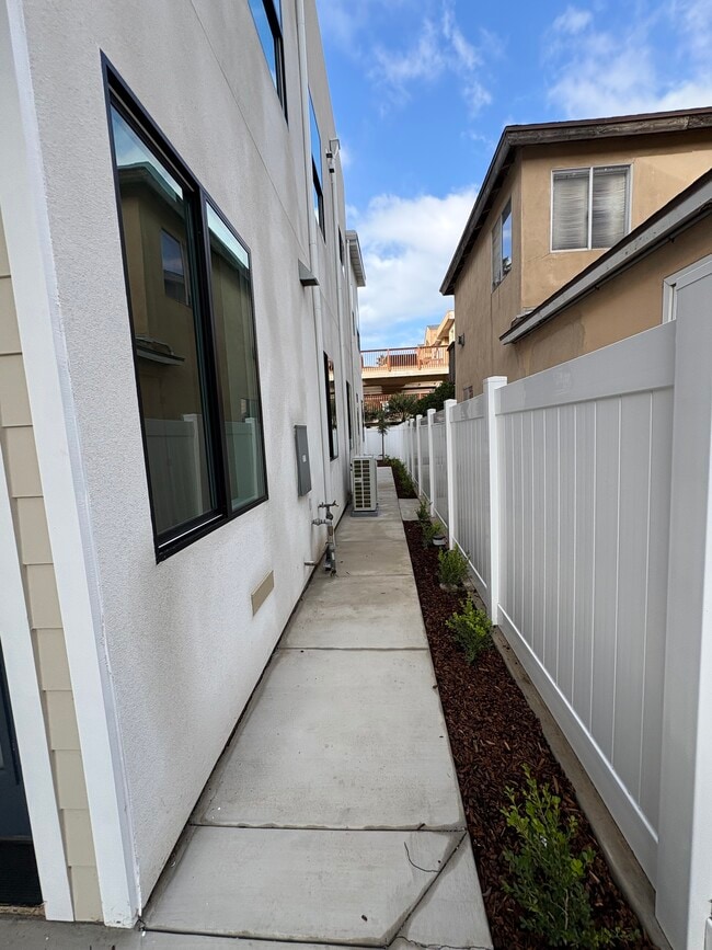 Building Photo - 260 Donax Ave