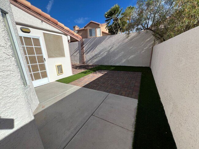 Building Photo - 9824 Cross Creek Way