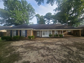 Building Photo - Massive 4BR/3BA Memphis Rental | Brick Fireplace & Built-Ins | Fenced Yard!