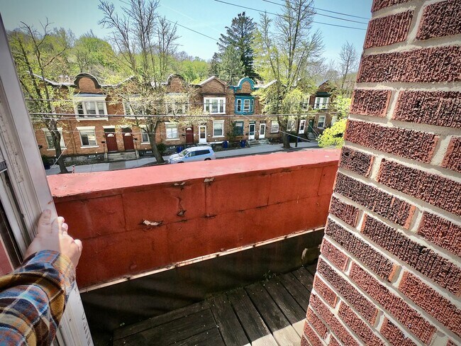 Building Photo - 8/1 Fantastic Location. Fenced Yard. 4 bed 2 bath. Porch. Hardwood. Close to CMU