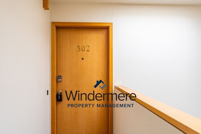 Building Photo - 3 bed 2 bath Condo with a View!