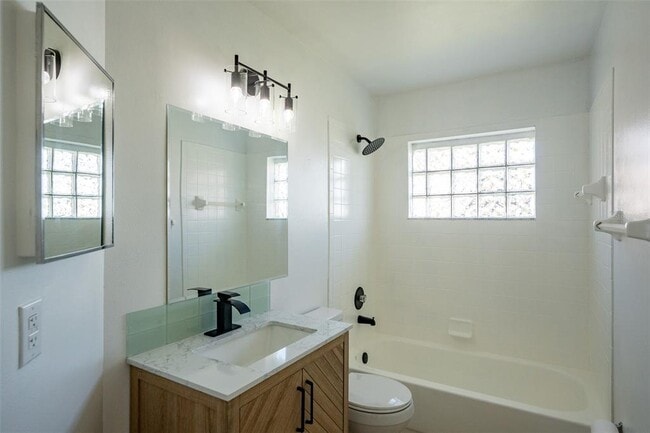 Building Photo - 1025 Clovercrest Rd