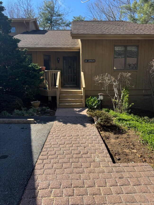 Building Photo - "Charming 2-Bedroom Condo with Cozy Fireplace in Hendersonville – 1603 Sq Ft of Comfort!"