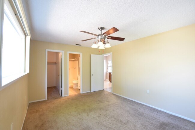 Building Photo - 870 Farrington Dr