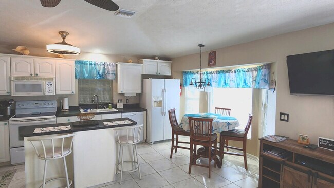 Building Photo - 10851 S Ocean Dr