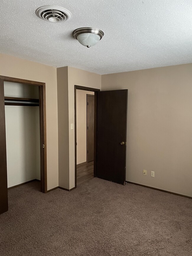 Building Photo - 5923 Paradise Ln