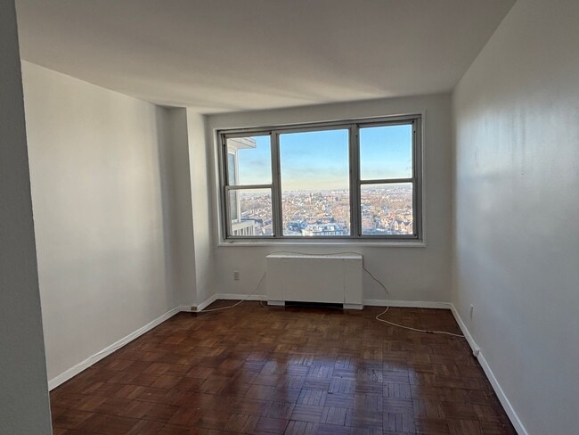 Building Photo - 2000 Linwood Ave