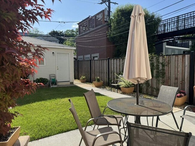 Building Photo - 3834 N Hermitage Ave