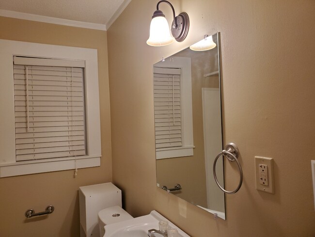 Building Photo - 1 month free Call for details!!!  Section 8 accepted 2-Bedroom Retreat in Huntsville – Cozy Livin...