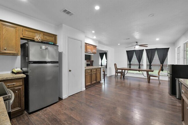 Building Photo - 5928 Sinclair Dr