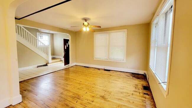 Building Photo - 305 Lyndhurst St