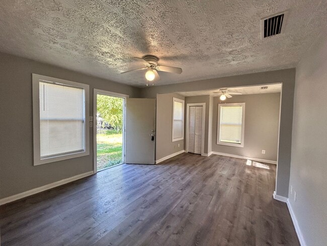 Building Photo - Cute 2 Bedroom House Available