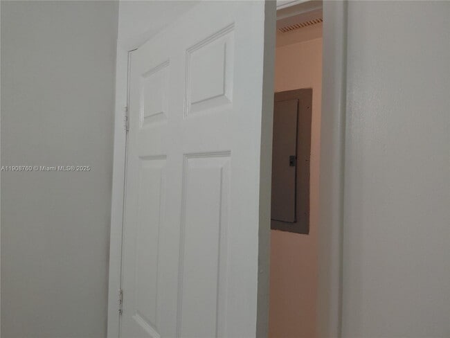 Building Photo - 13950 NE 2nd Ave