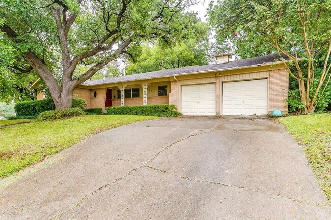 Building Photo - Ready for New Tenants- Large 3 bed, 2 bath...