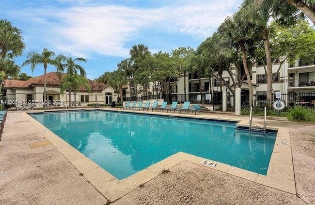 Building Photo - 570 S Park Rd