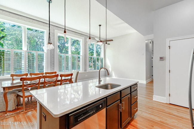 Building Photo - 2525 College St