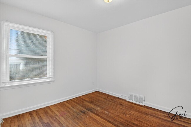 Building Photo - $1400 3 bedrooms