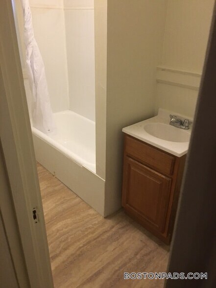 Building Photo - 235 Park Dr