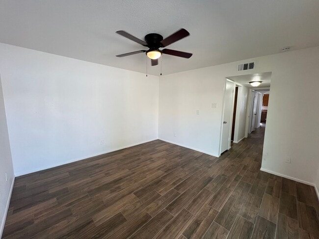 Building Photo - REMODELED 3 BEDROOM IN TOWN!