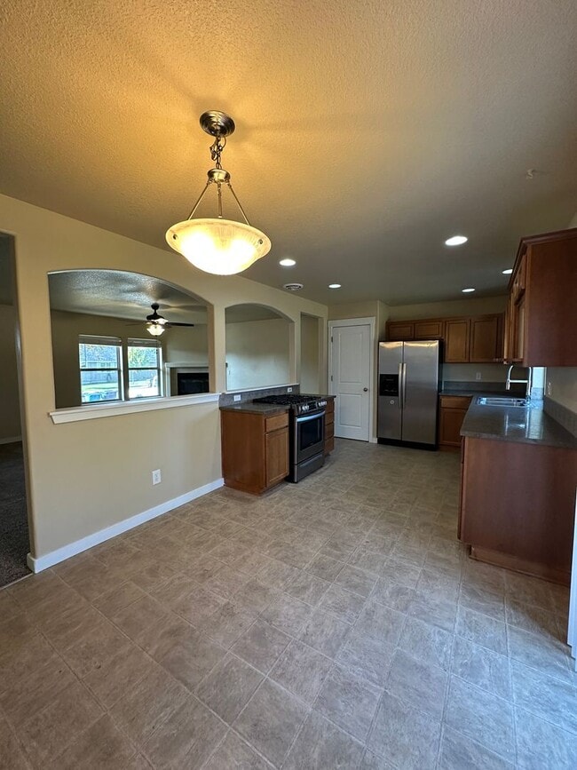 Building Photo - MOVE IN SPECIAL!  Remodeled 3 Bedroom / 2.5 Bathroom Home Southwest Redmond