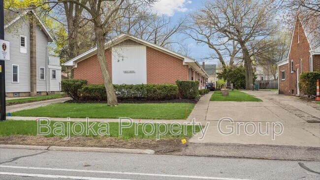 Building Photo - 1615 W Nine Mile Rd