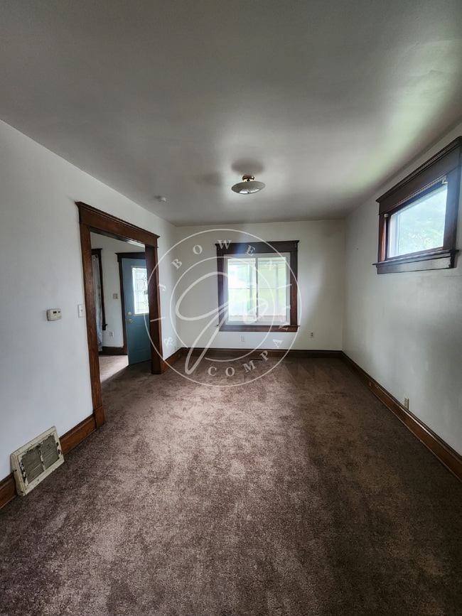 Building Photo - 3 bed 1 bath with bonus rooms!