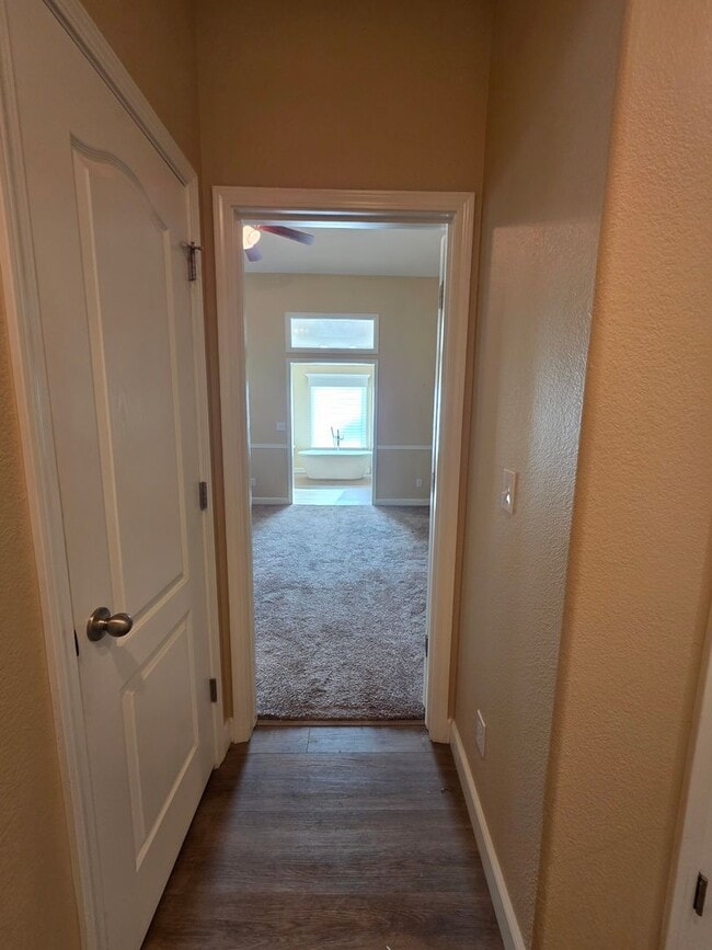 Building Photo - 3 Bedroom 2 Bathroom with Pool in NW Visalia!