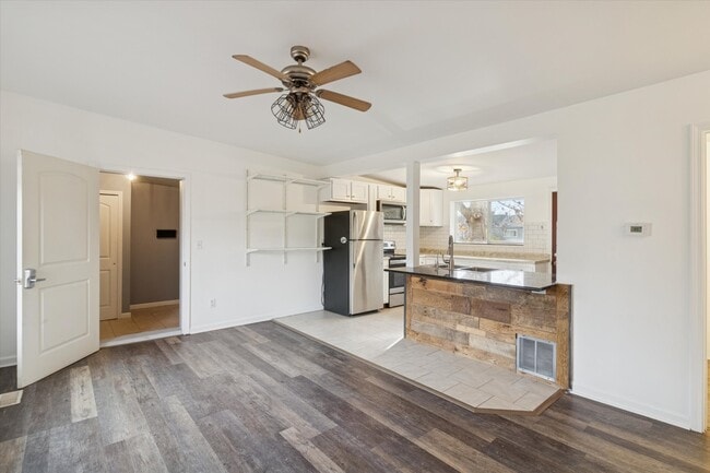 Building Photo - 671 W Clark Rd