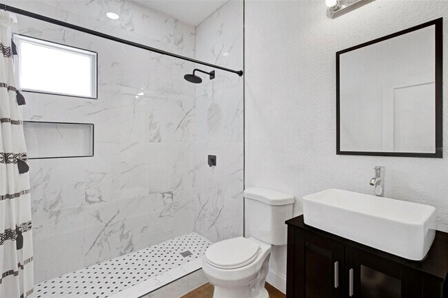 Building Photo - 1024 E Crenshaw St