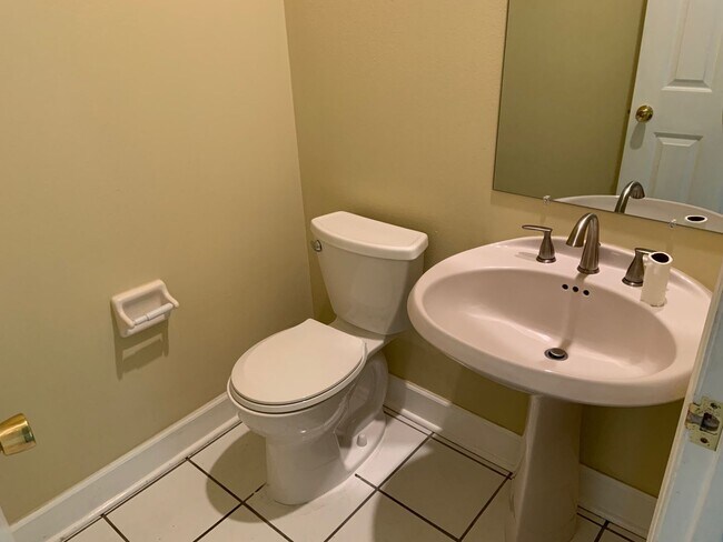 Building Photo - 5 Bedroom/3.5 Bathroom Pool Home On Cul-De-Sac Minutes from Downtown Windermere!!!