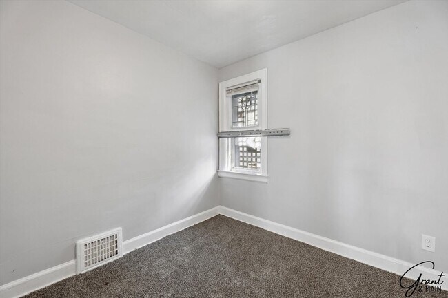 Building Photo - $1250 3 bedrooms