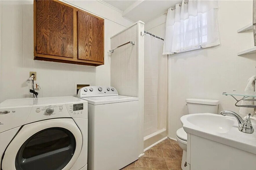 Bathroom & Laundry - 4320 Annunciation St