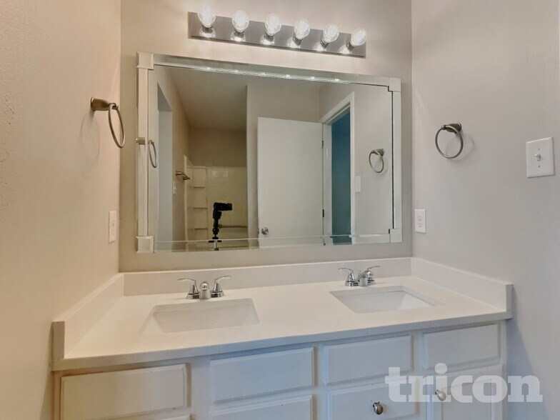 Building Photo - 843 Bitting Hall Cir