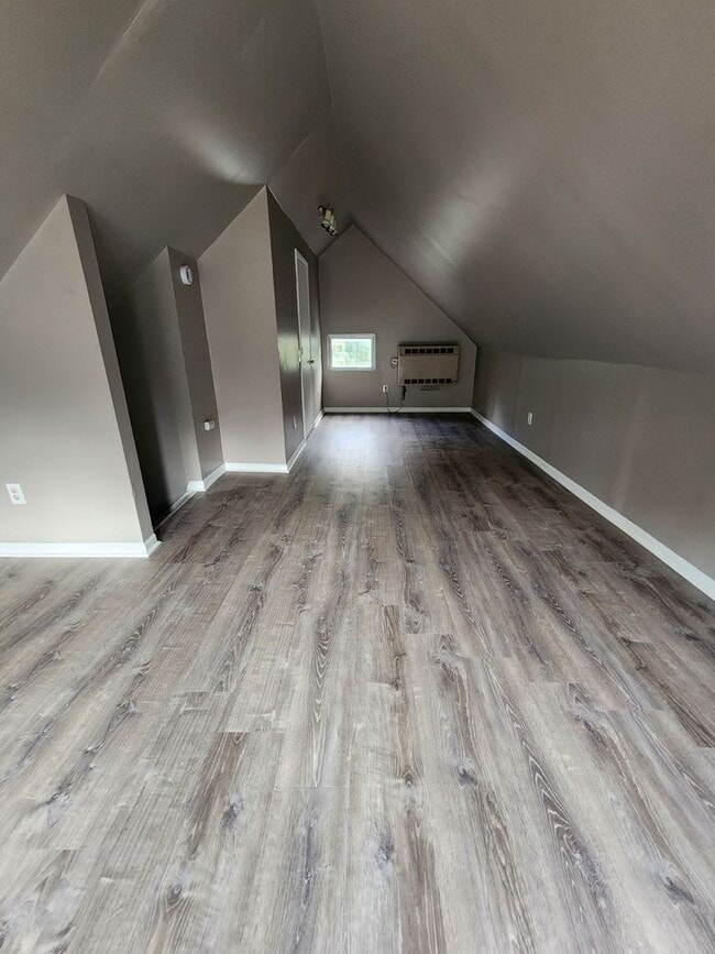 Building Photo - Three Bedroom Single Family Home!